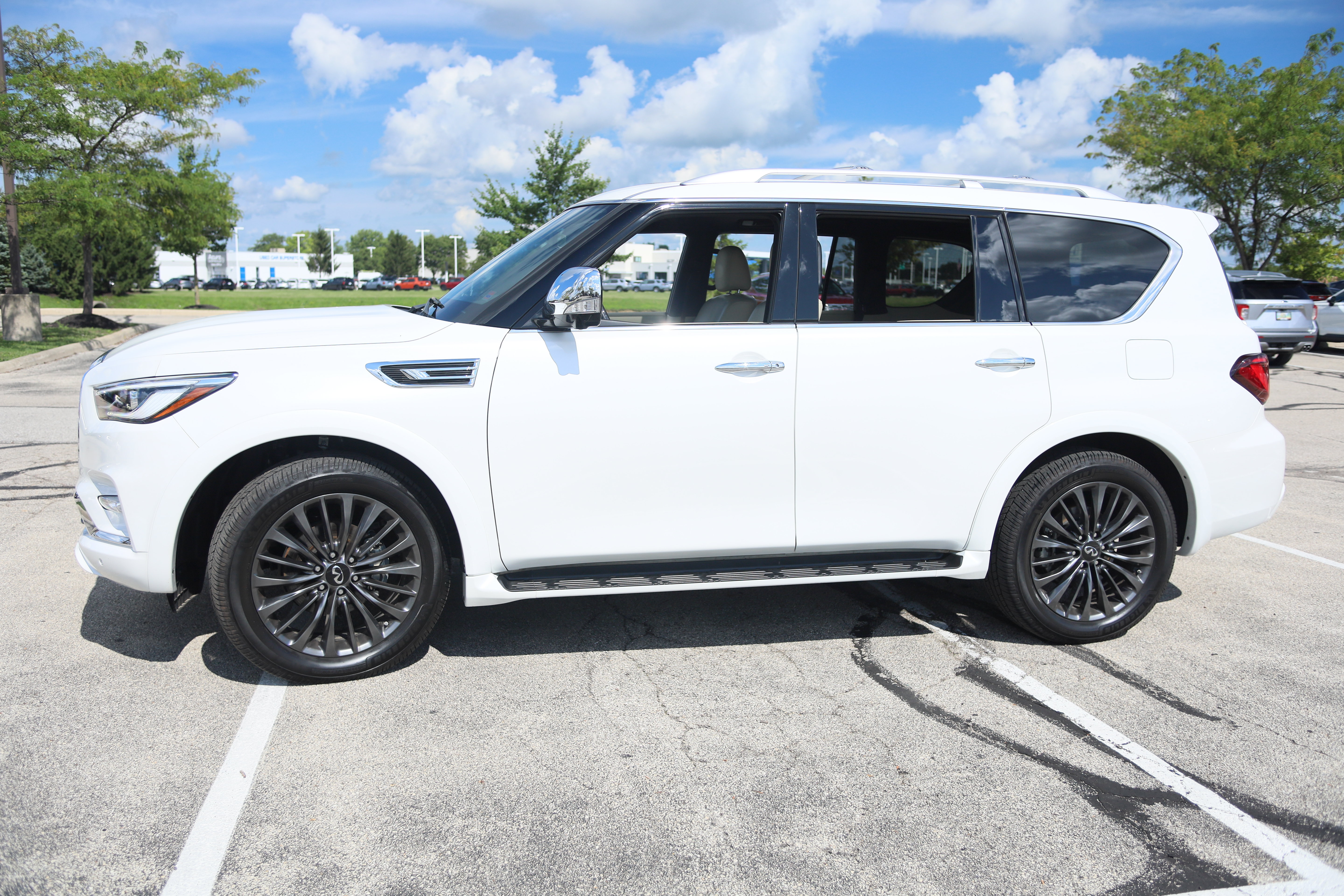 Used 2024 INFINITI QX80 Sensory w/ Cargo Package AWD/4WD image 9