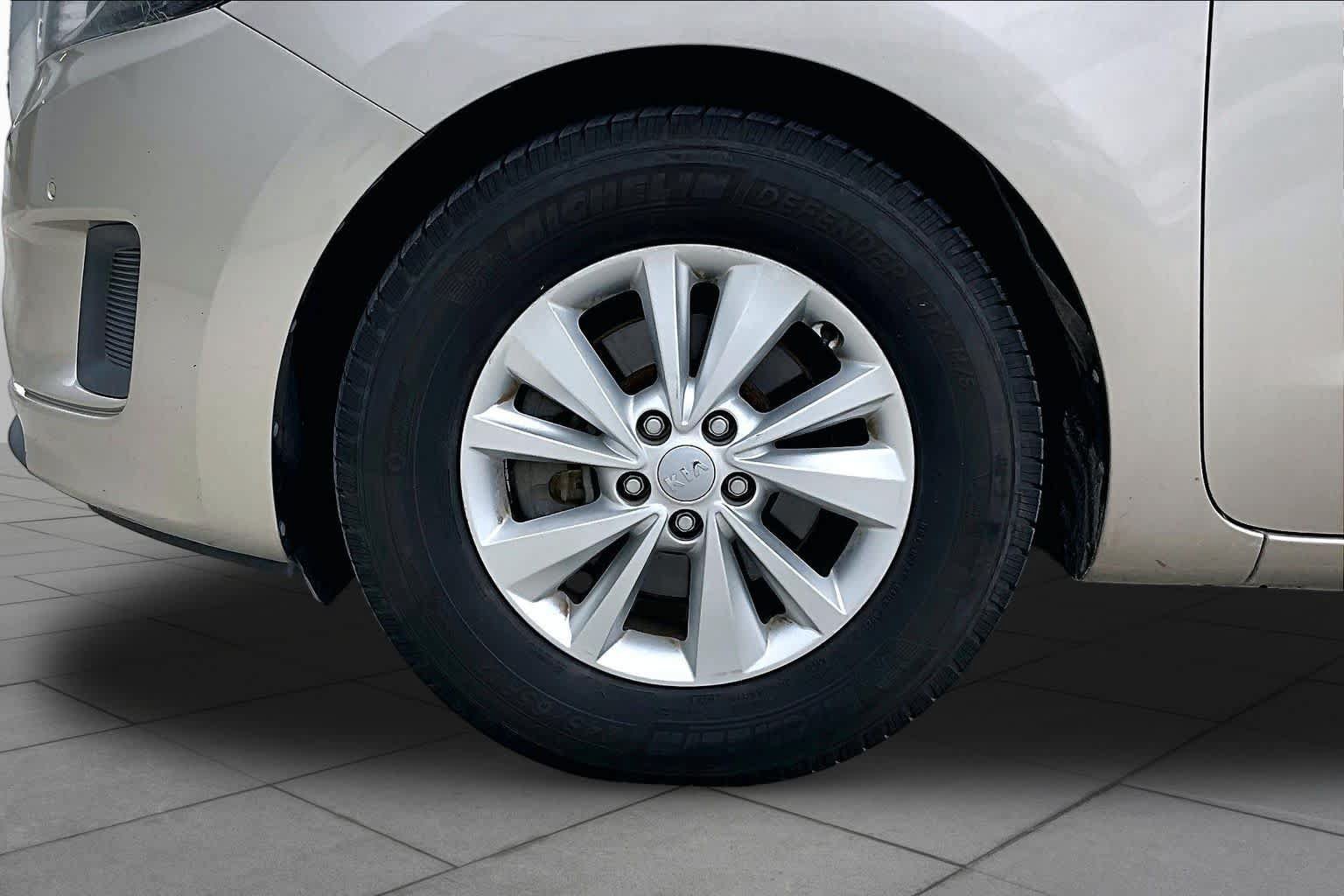 Used 2017 Kia Sedona LX w/ LX Essentials Premium Package FWD image 8