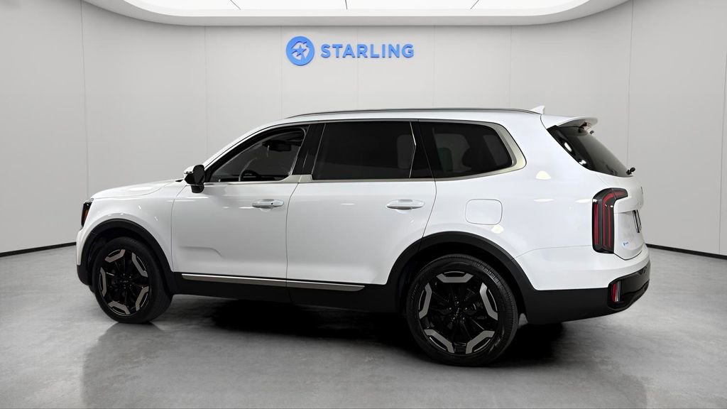Used 2024 Kia Telluride EX w/ EX Captain's Chair Package FWD image 4