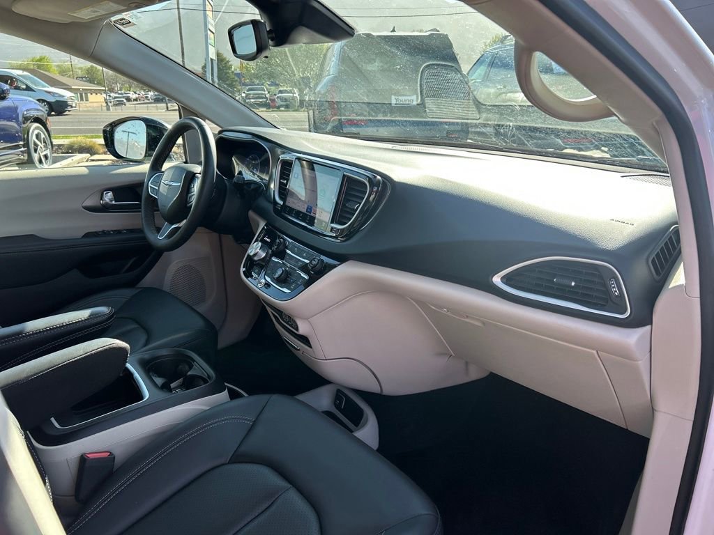 Used 2024 Chrysler Pacifica Touring-L image 11
