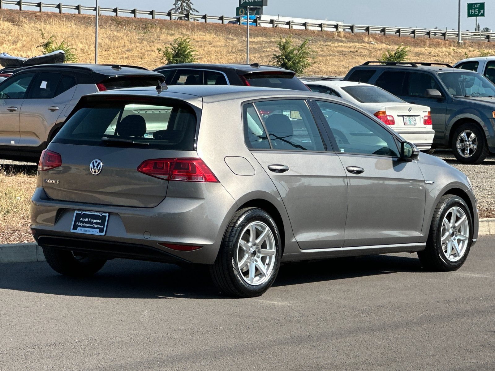 Used 2016 Volkswagen e-Golf SE w/ DC Fast Charging Package FWD image 3