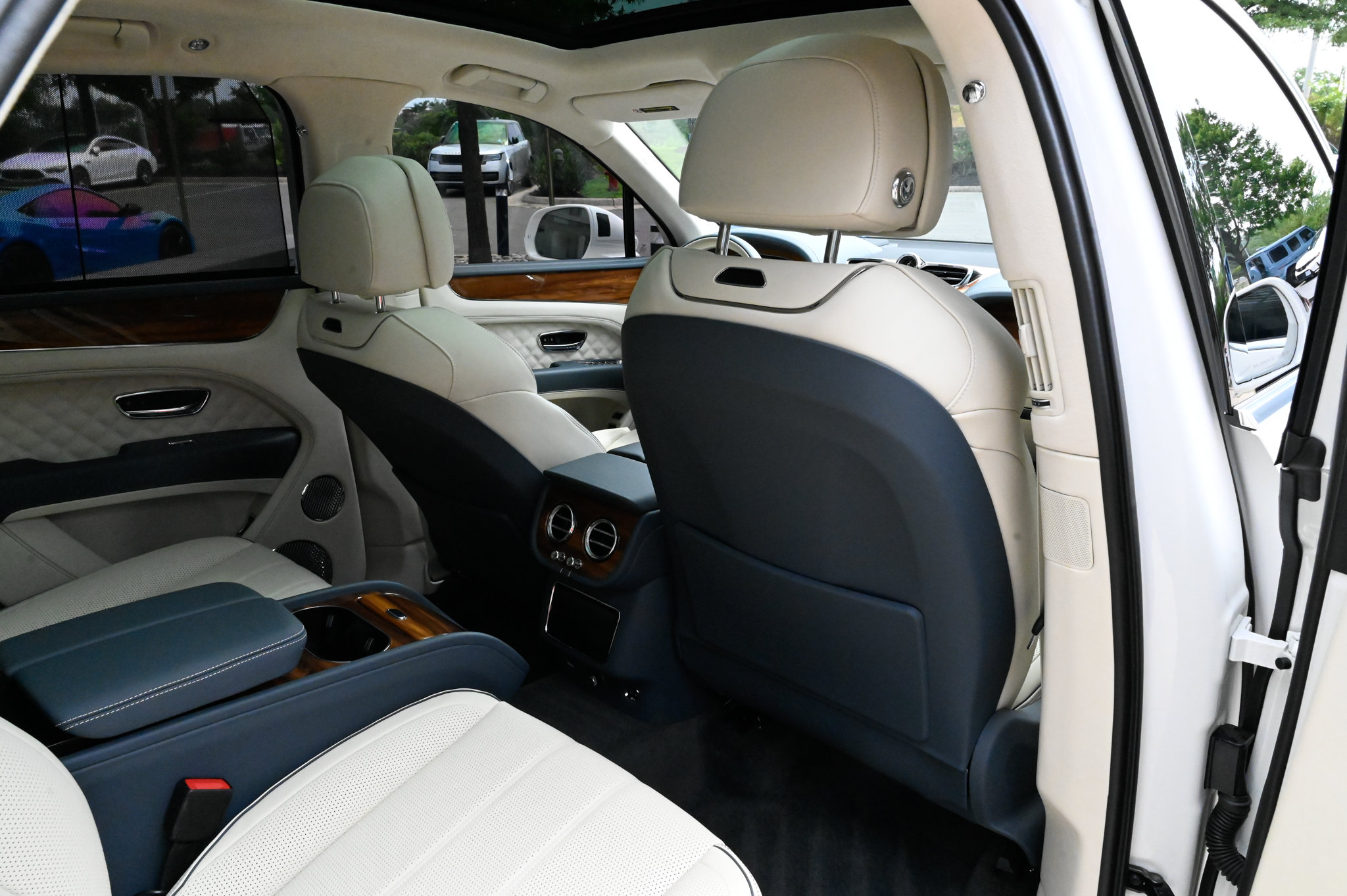 Used 2023 Bentley Bentayga AWD/4WD image 53