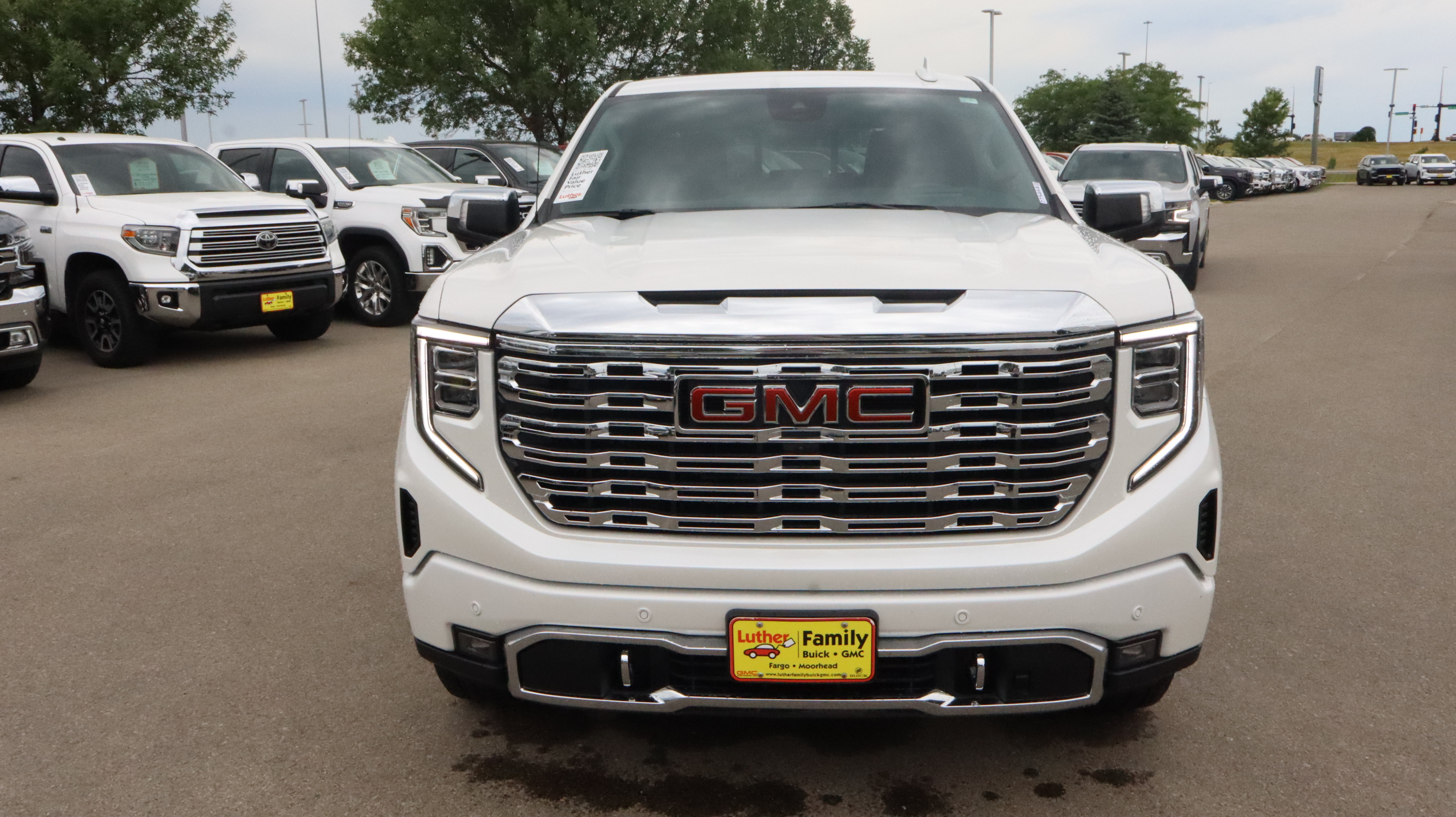 Used 2025 GMC Sierra 1500 Denali AWD/4WD image 2