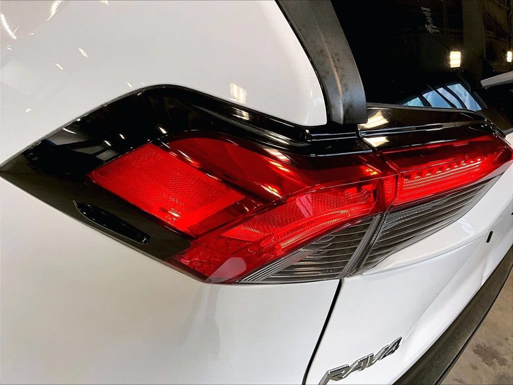 Used 2020 Toyota RAV4 LE w/ Carpet Mat Package AWD/4WD image 34