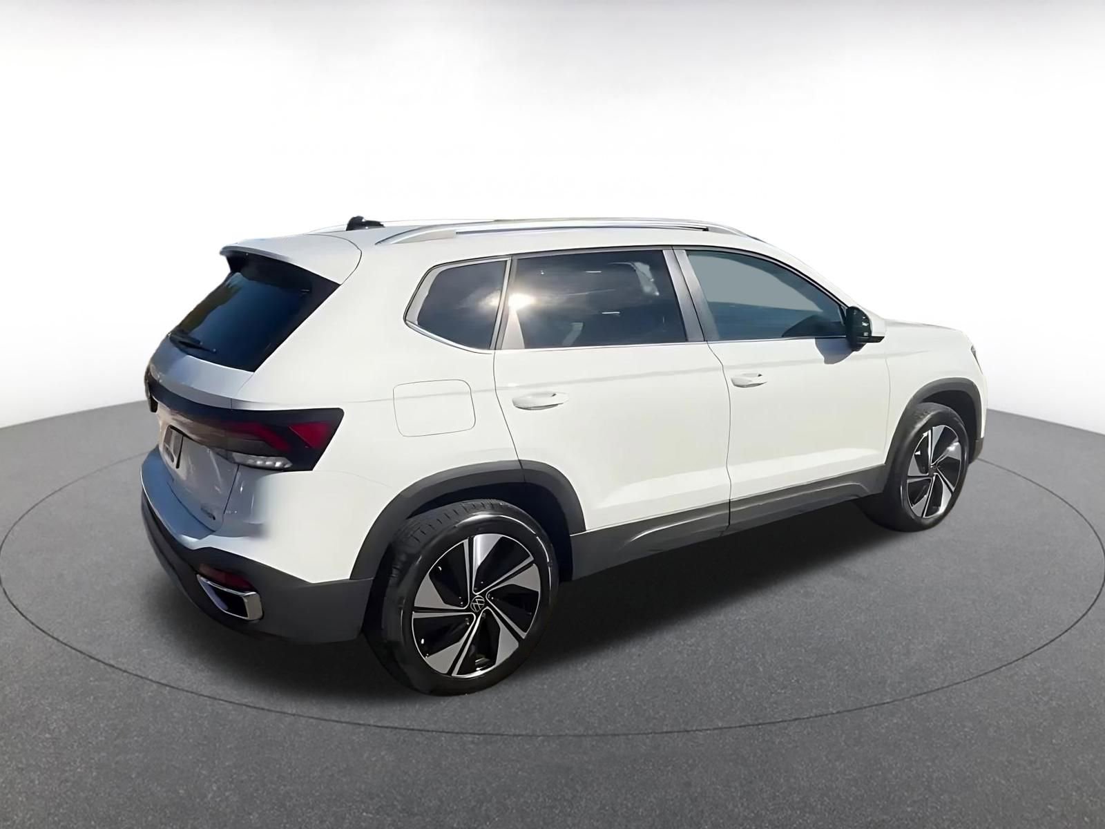 Used 2025 Volkswagen Taos SE image 15