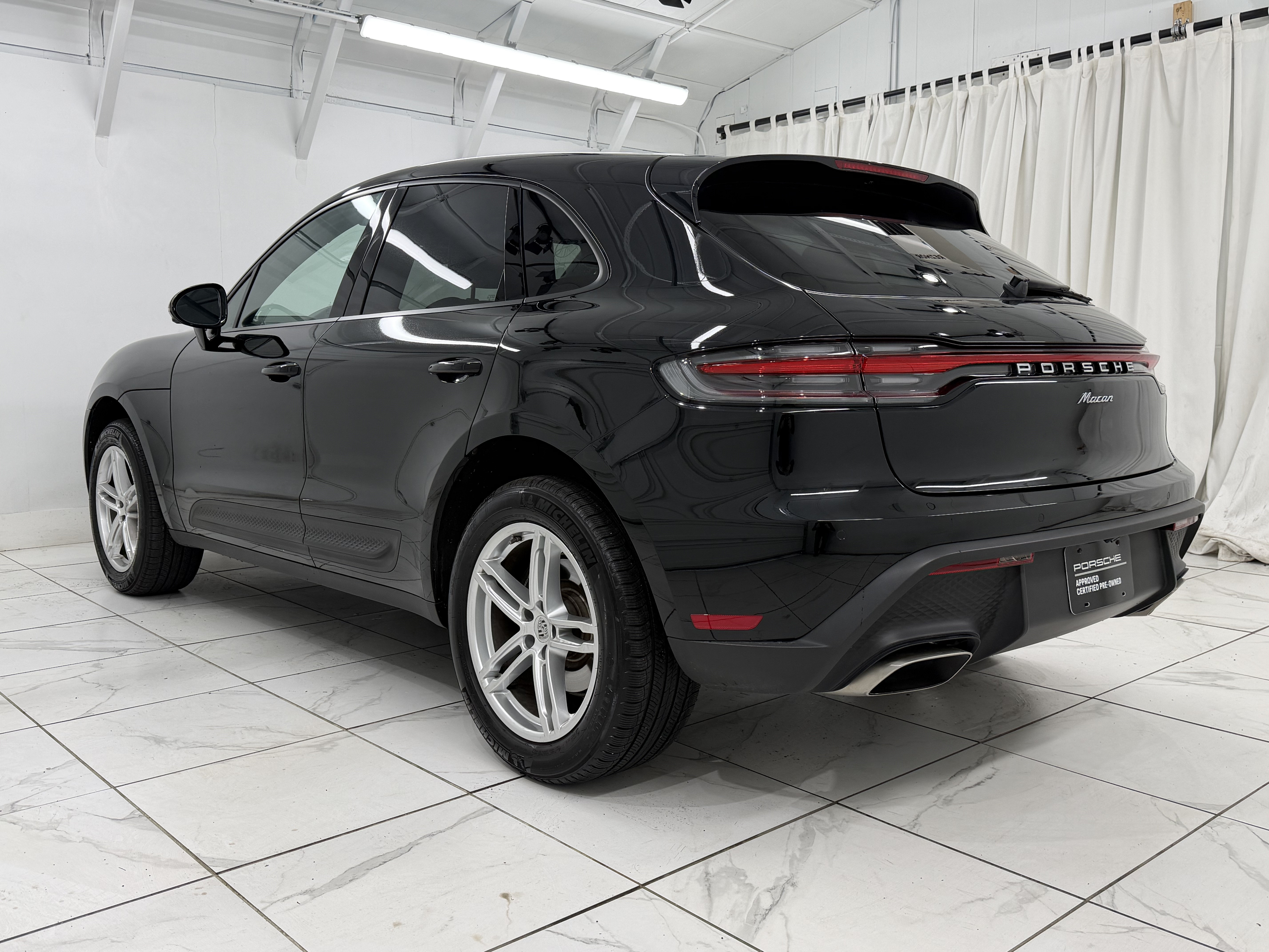 Certified 2025 Porsche Macan AWD/4WD image 3