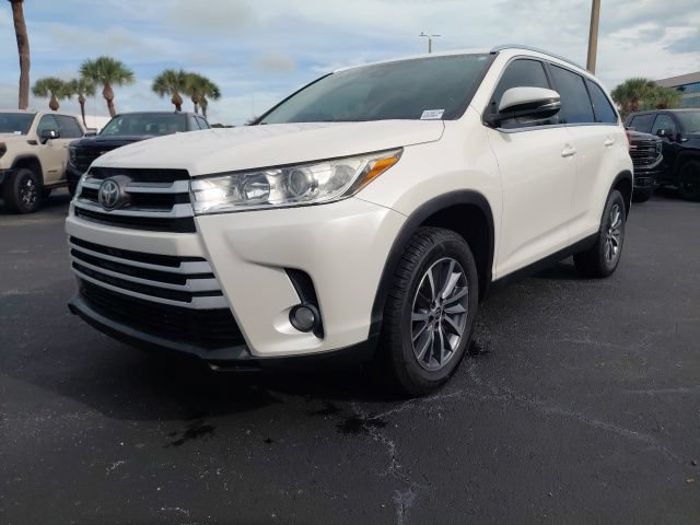 Used 2019 Toyota Highlander XLE FWD image 12