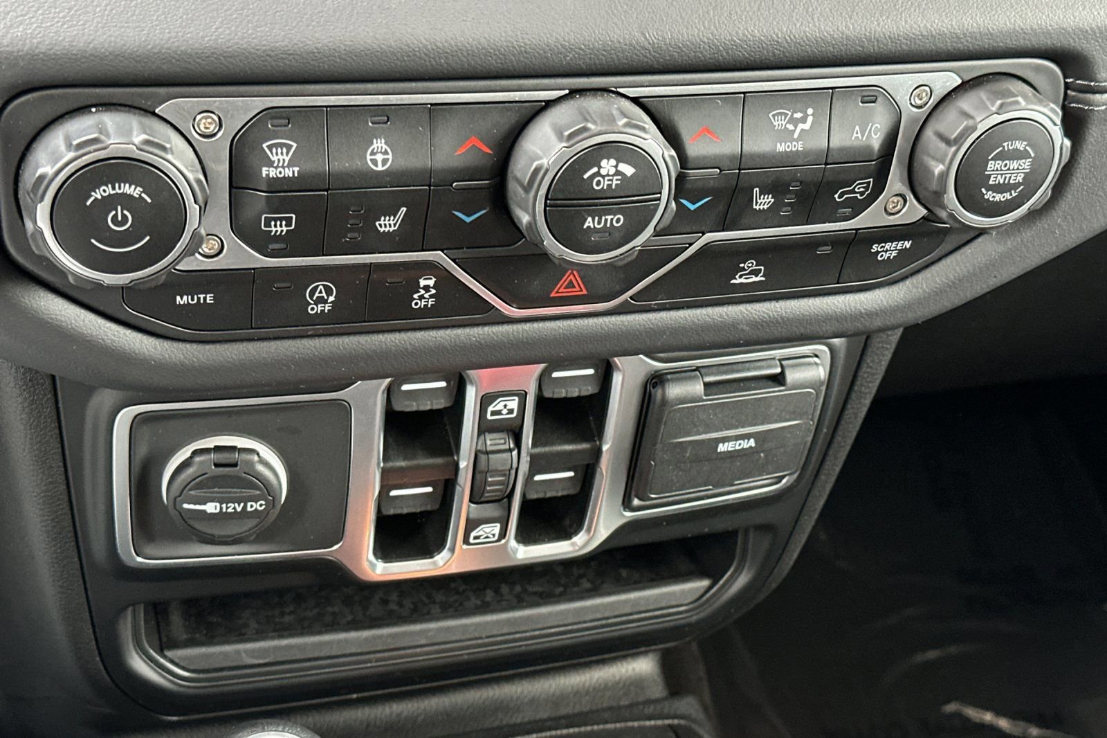 Used 2025 Jeep Wrangler Sahara image 20