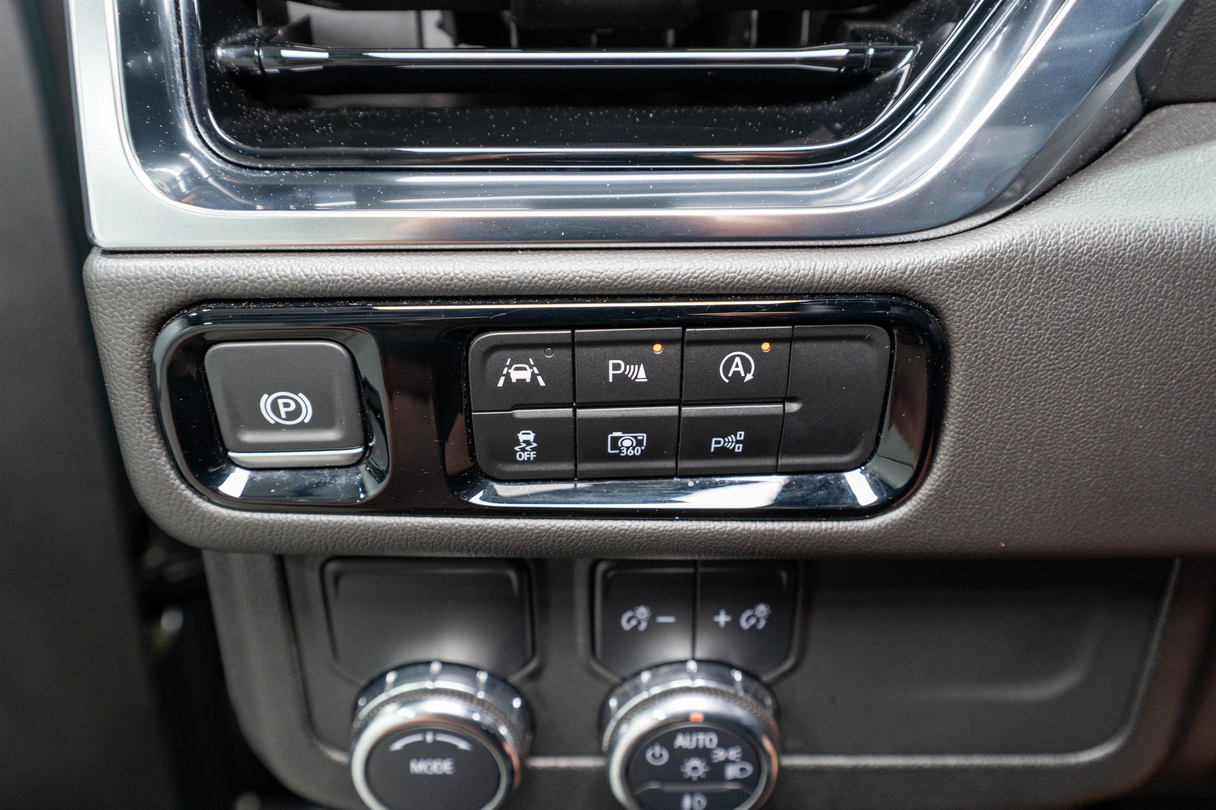 Used 2025 GMC Yukon XL Denali RWD image 29