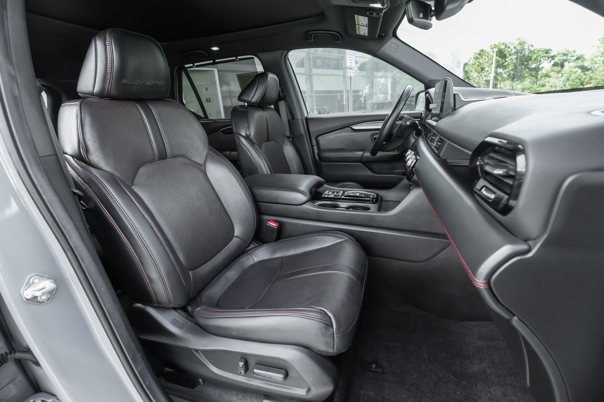 Used 2025 Honda Pilot Black Edition image 39