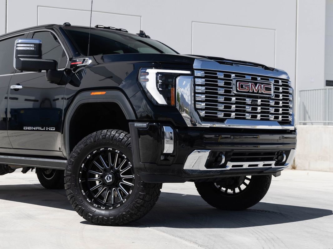 Used 2024 GMC Sierra 3500 Denali w/ Technology Package AWD/4WD image 3