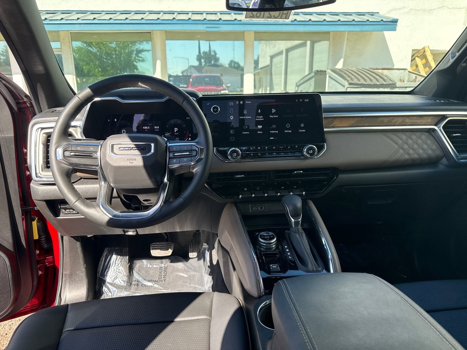 Used 2025 GMC Canyon Denali image 12