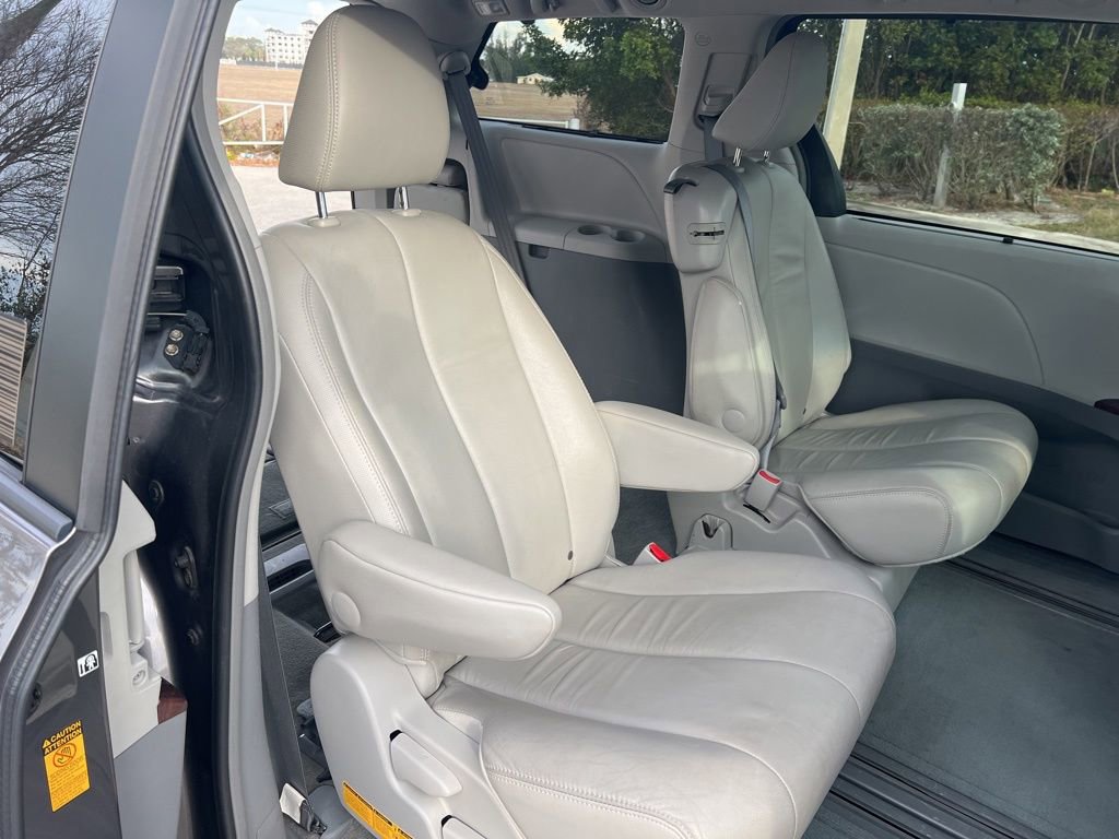 Used 2014 Toyota Sienna XLE image 38