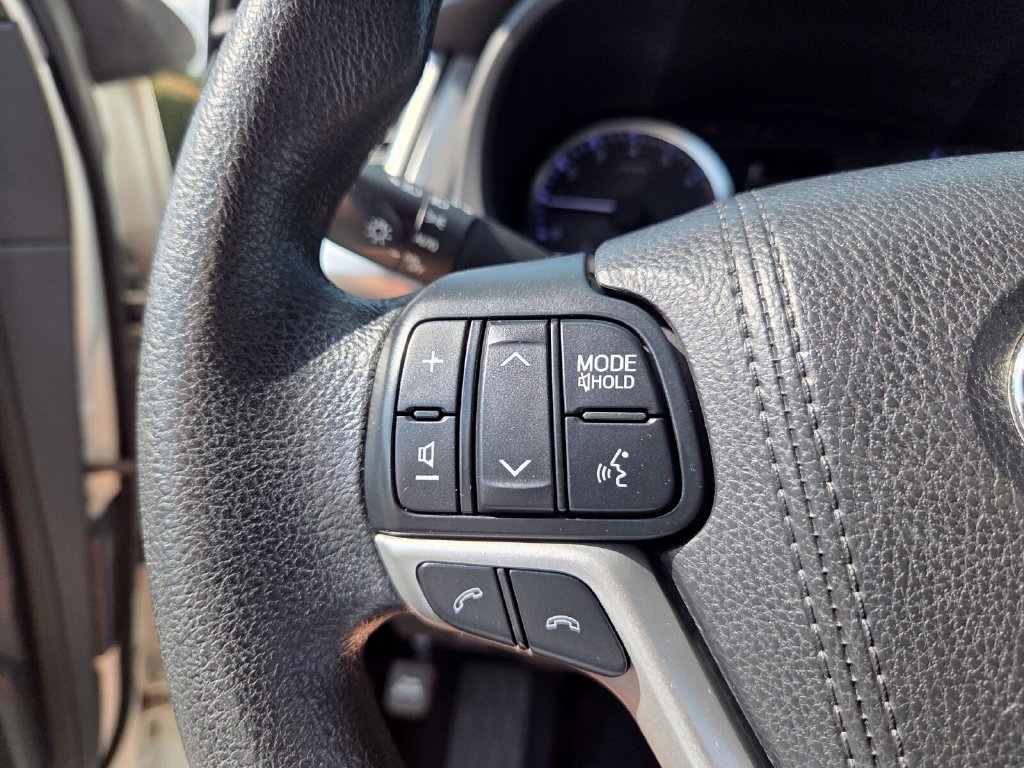 Used 2018 Toyota Highlander LE FWD image 23