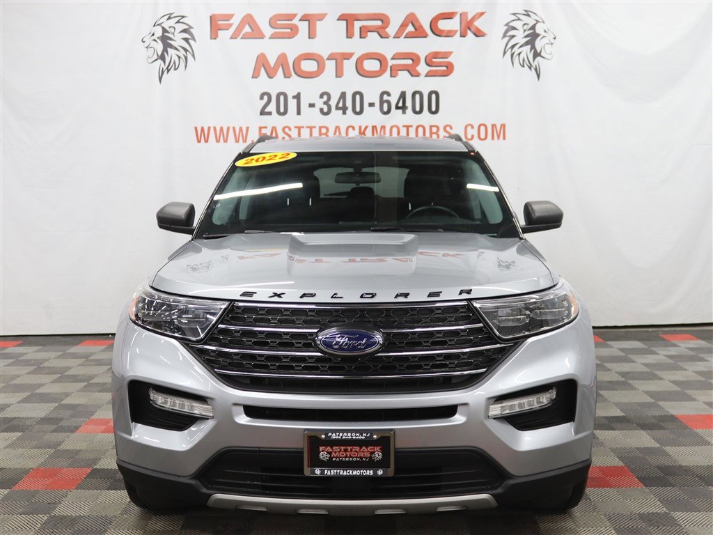 Used 2022 Ford Explorer XLT w/ Equipment Group 202A AWD/4WD image 2