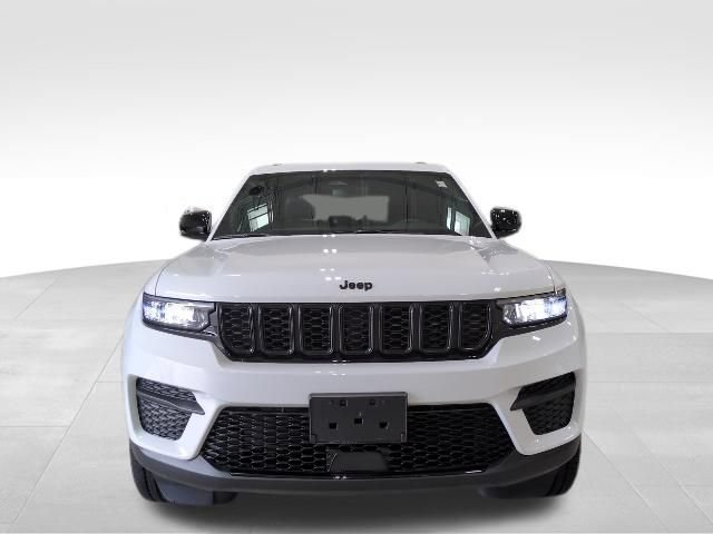 Used 2023 Jeep Grand Cherokee Altitude AWD/4WD image 4