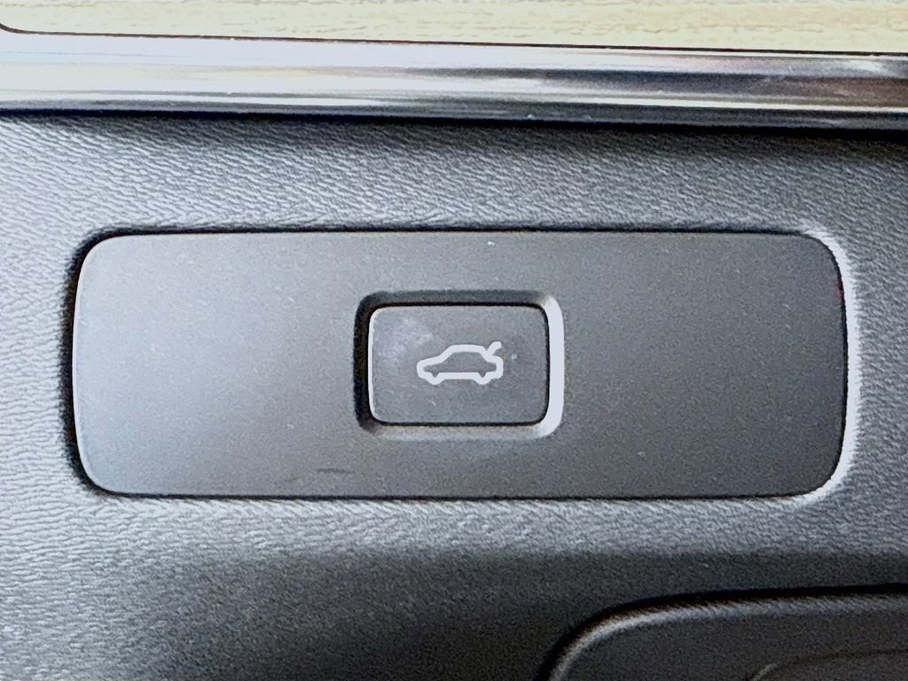 Certified 2026 Volvo XC90 B6 Core image 10