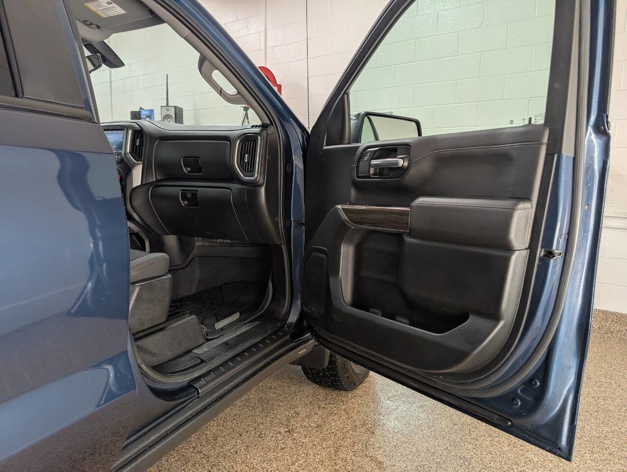 Used 2019 Chevrolet Silverado 1500 LT Trail Boss AWD/4WD image 16