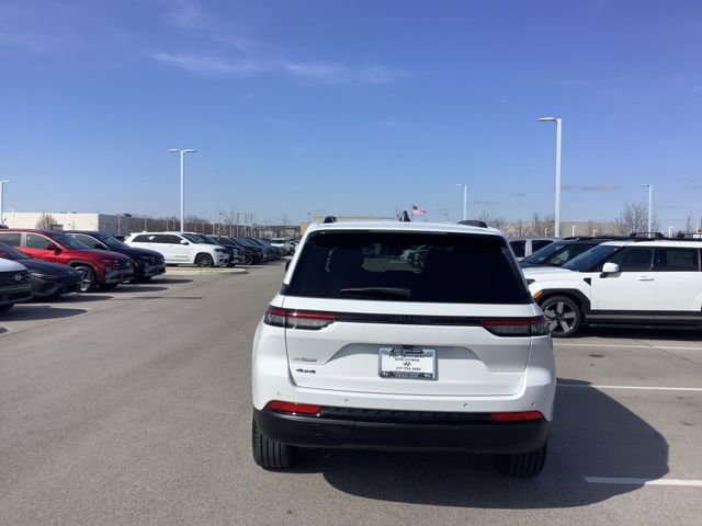 Used 2023 Jeep Grand Cherokee Altitude image 5