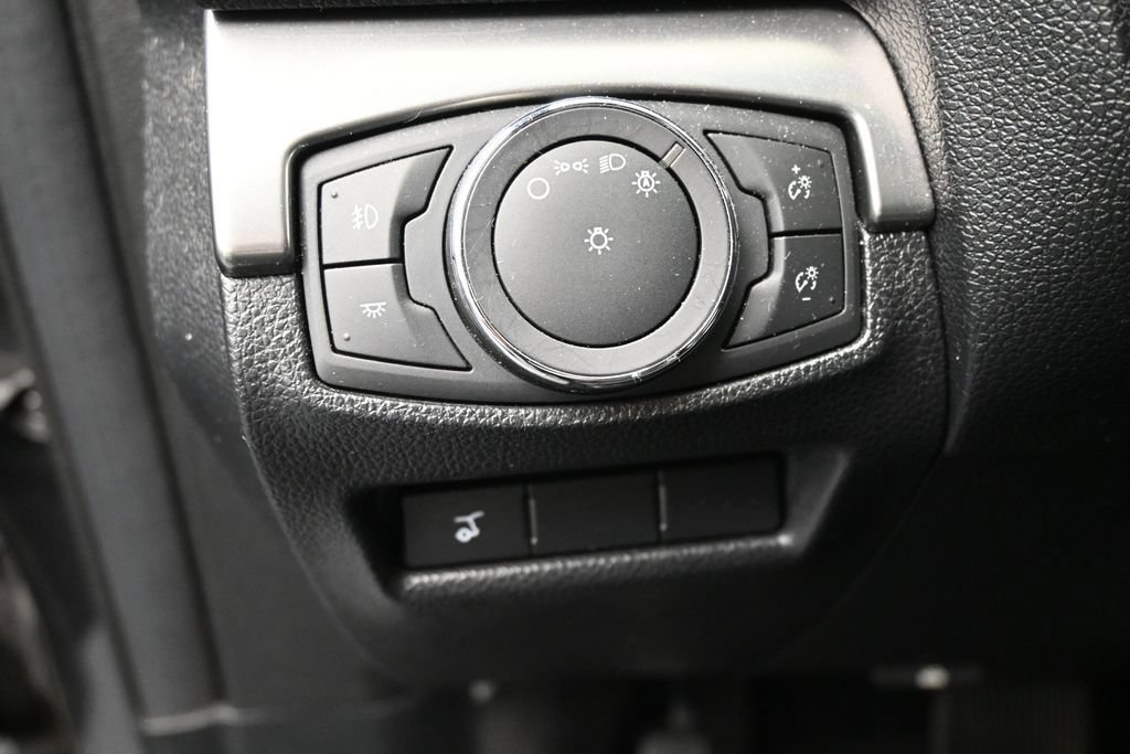 Used 2018 Ford Explorer XLT w/ Equipment Group 202A FWD image 12