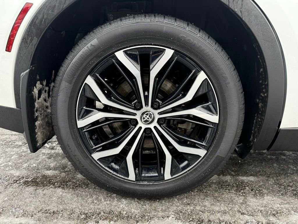 Used 2023 Toyota Crown Limited image 26