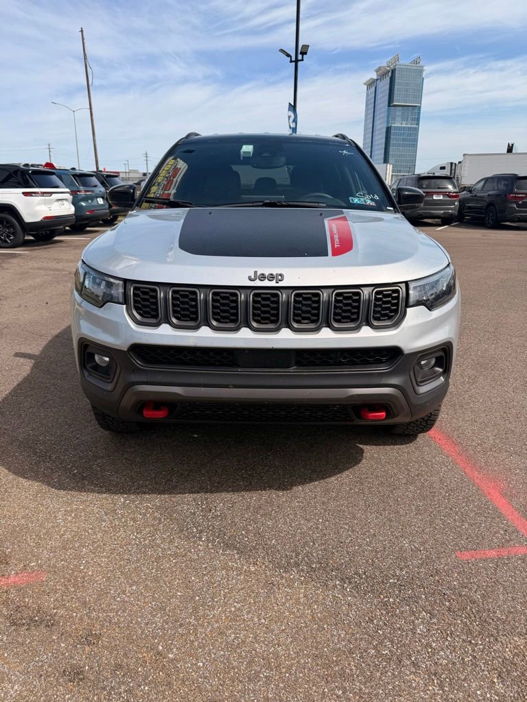 Used 2025 Jeep Compass Trailhawk AWD/4WD image 9