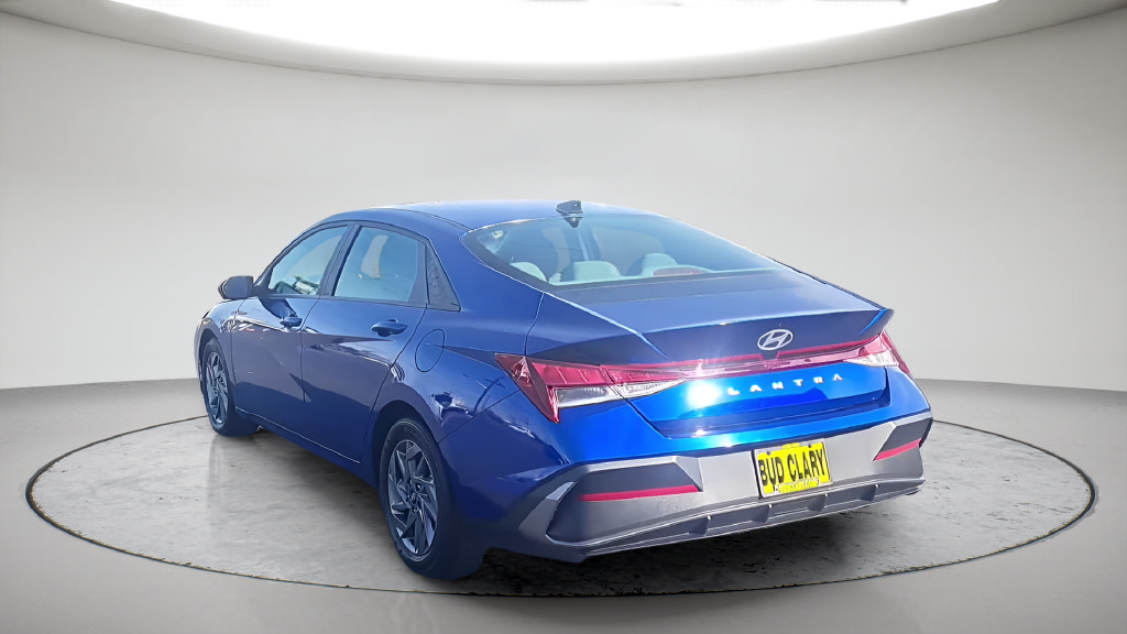 Used 2024 Hyundai Elantra SEL FWD image 9