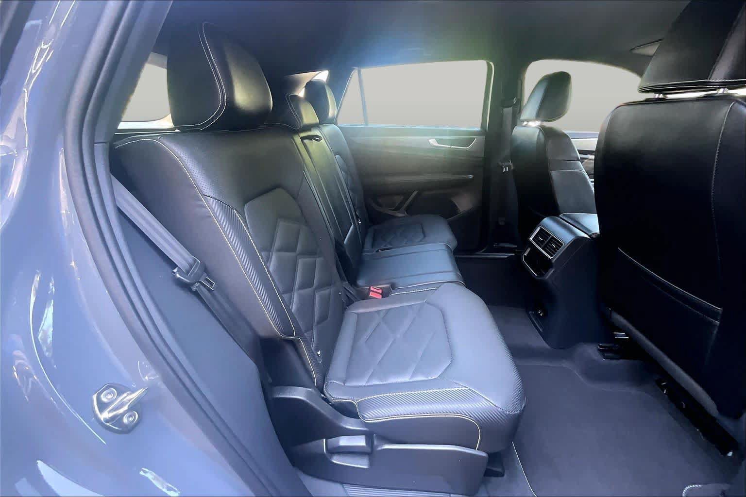 Used 2024 Volkswagen Atlas Cross Sport SE FWD image 20