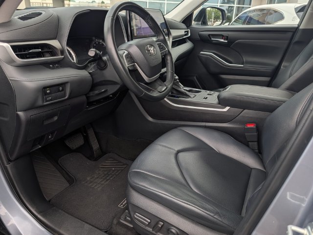 Used 2023 Toyota Highlander XLE FWD image 14