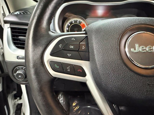 Used 2017 Jeep Cherokee Overland w/ Technology Group AWD/4WD image 18
