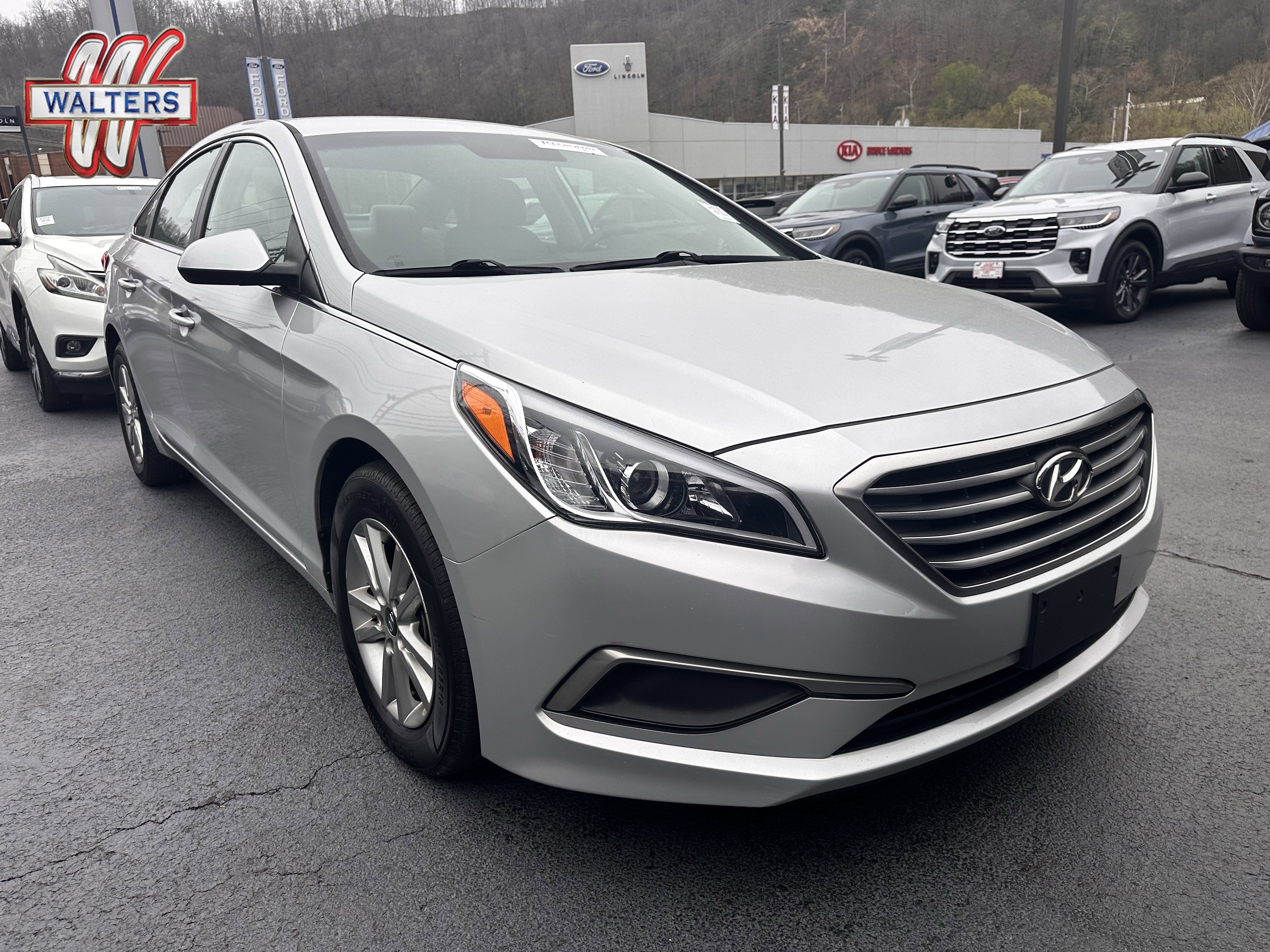 Used 2017 Hyundai Sonata SE image 1