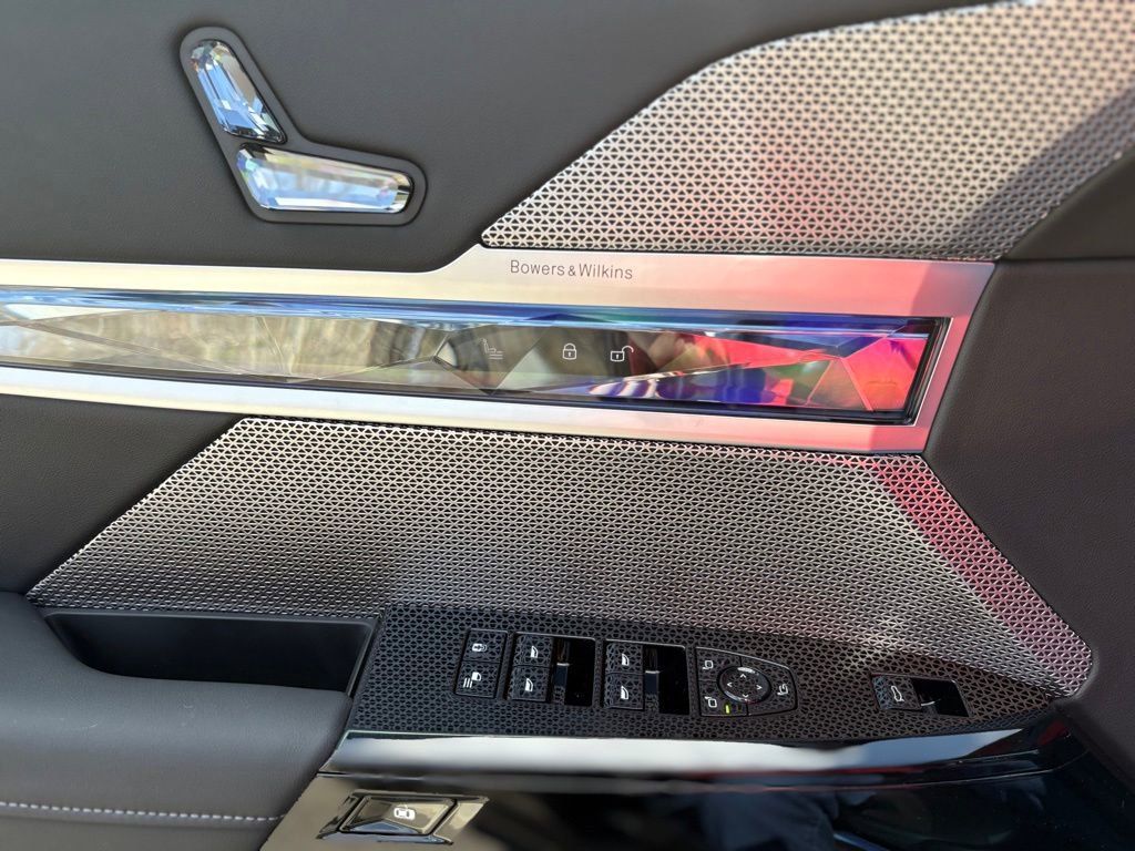 Used 2025 BMW 760i xDrive image 16