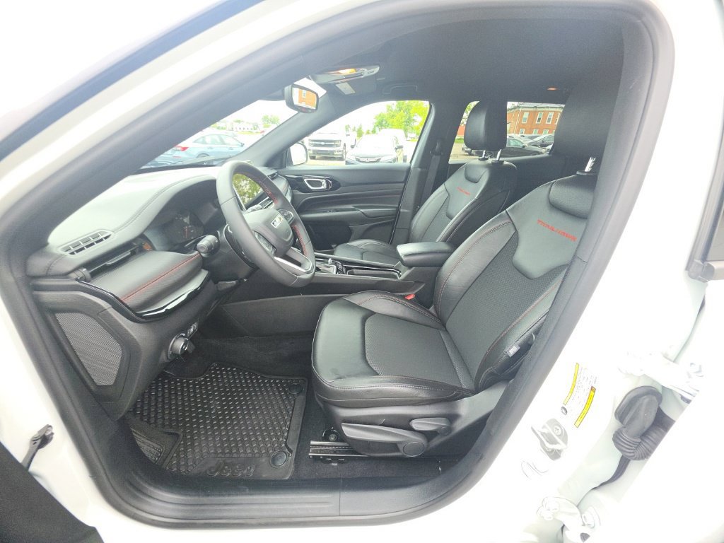 Used 2025 Jeep Compass Trailhawk AWD/4WD image 14