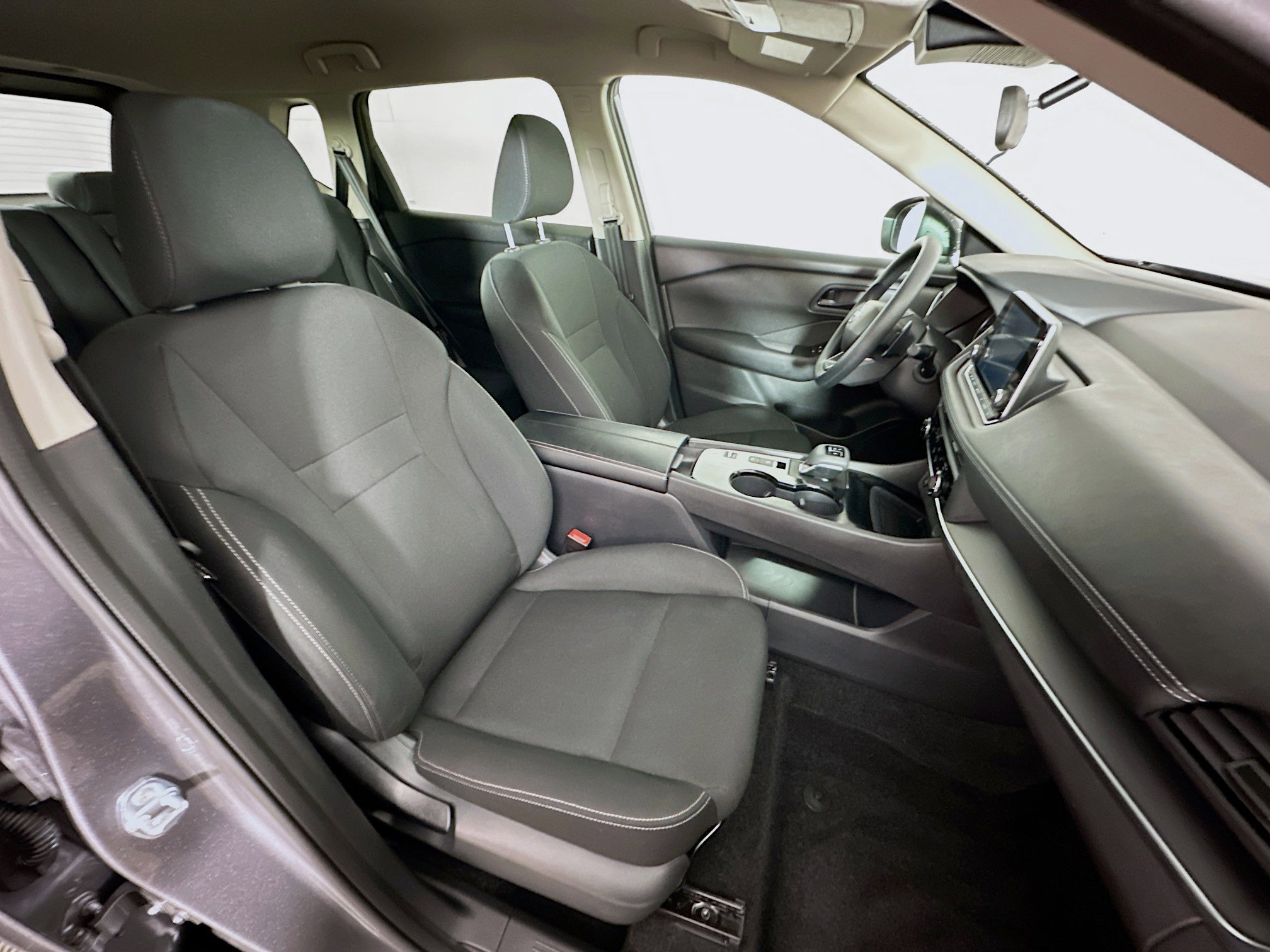 Used 2025 Nissan Rogue S image 30