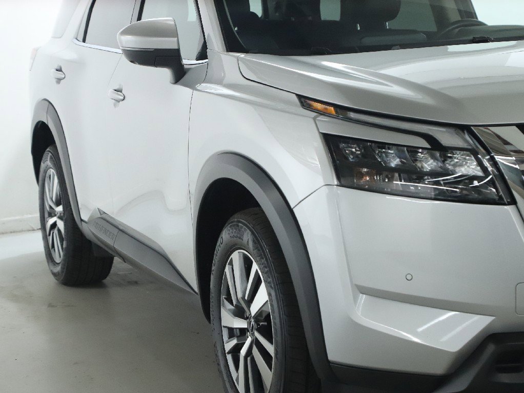 Certified 2025 Nissan Pathfinder SL image 9