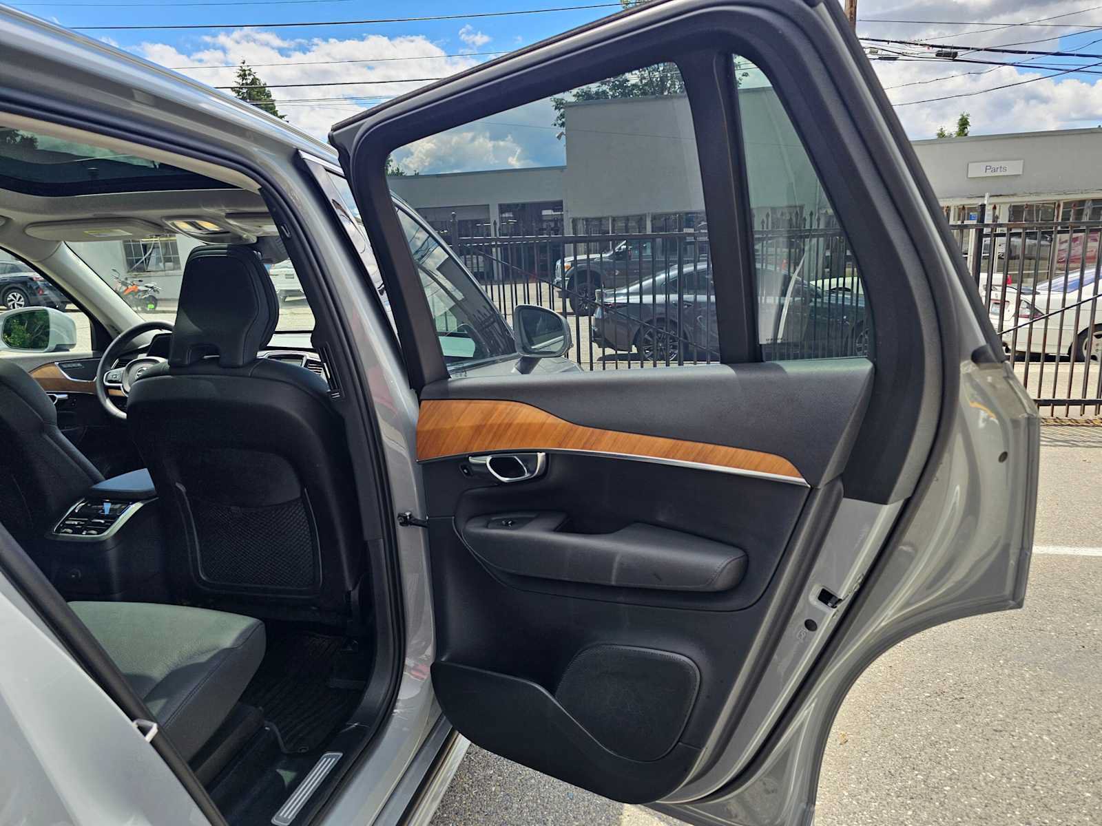 Certified 2025 Volvo XC90 T8 Plus w/ Protection Package Premier AWD/4WD image 13