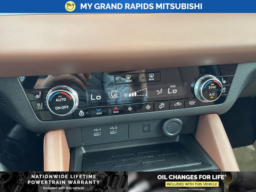 New 2025 Mitsubishi Outlander SEL image 24