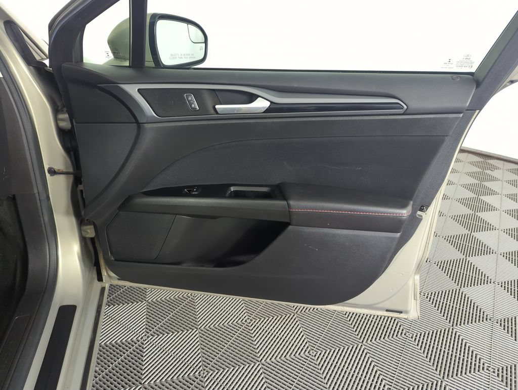 Used 2015 Ford Fusion SE w/ Equipment Group 201A FWD image 34