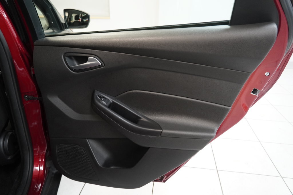 Used 2015 Ford Focus SE FWD image 27