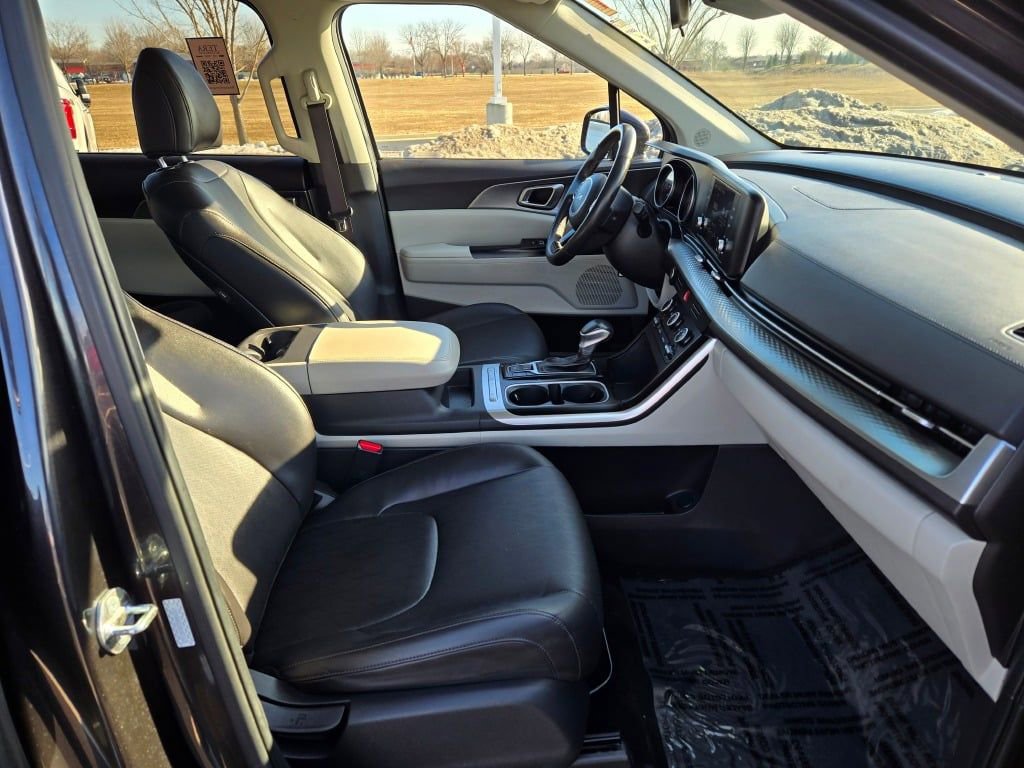 Used 2024 Kia Carnival LX image 6