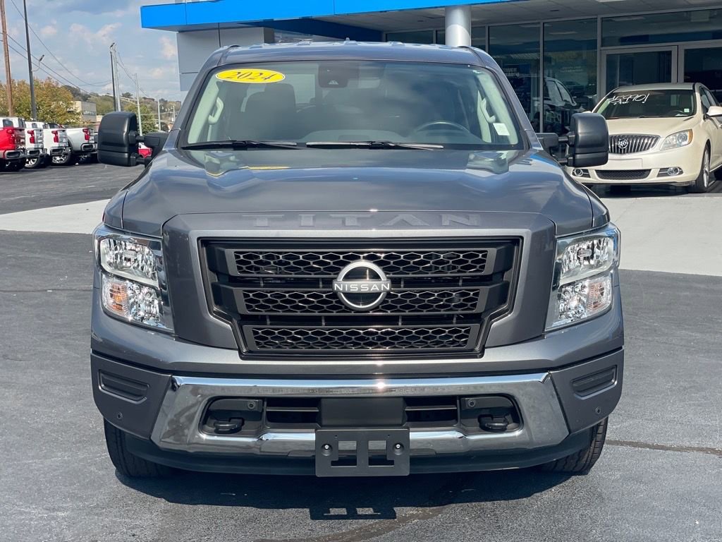 Used 2024 Nissan Titan SV w/ SV Convenience Package image 2