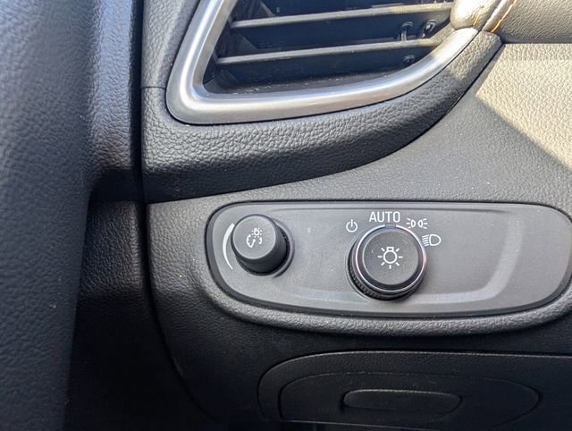 Used 2022 Chevrolet Trax LT w/ LT Convenience Package image 22