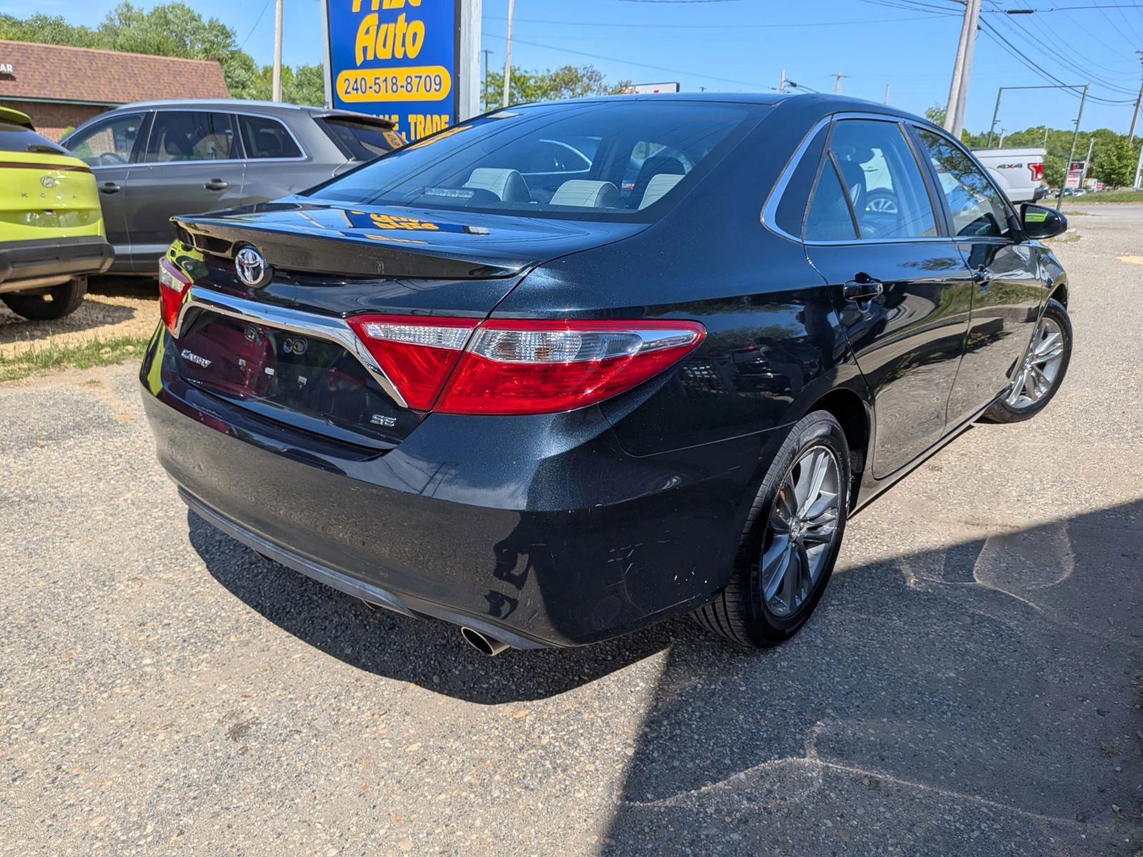 Used 2015 Toyota Camry SE FWD image 6