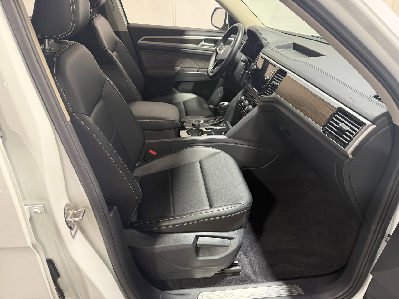 Used 2022 Volkswagen Atlas SE w/ Black Wheel Package image 12