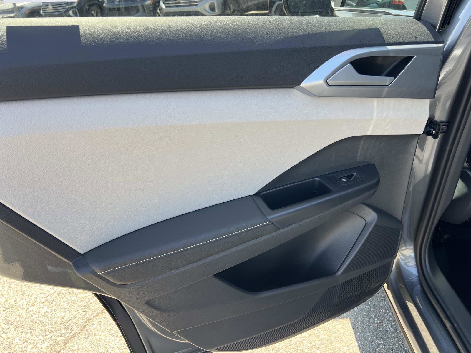 New 2025 Volkswagen Taos SE image 18