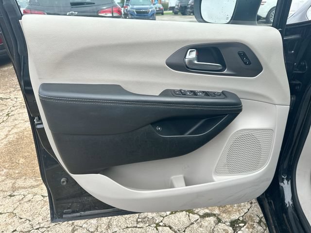 Used 2023 Chrysler Pacifica Touring-L FWD image 25