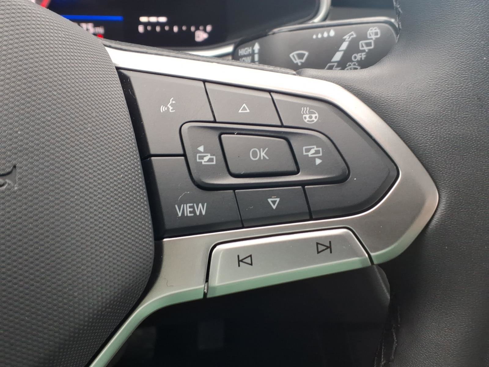 Used 2025 Volkswagen Taos SE image 21