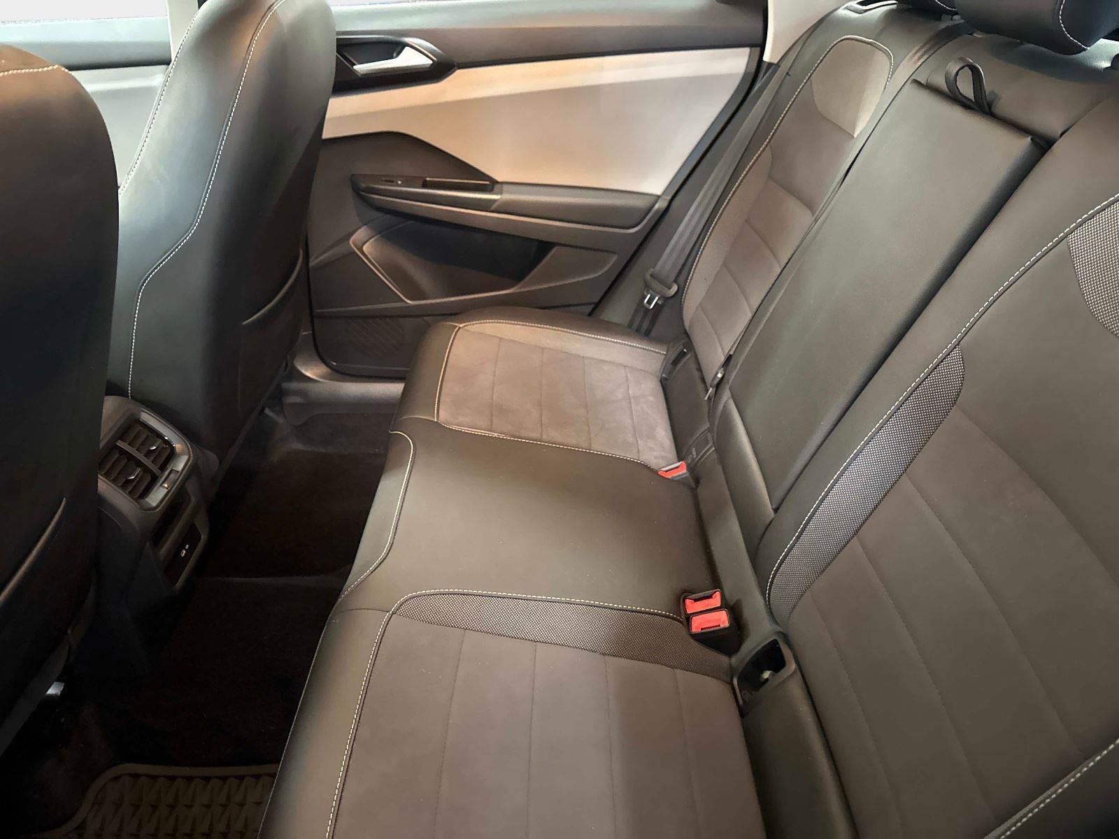 Certified 2022 Volkswagen Taos SE w/ IQ.Drive SE Package image 13