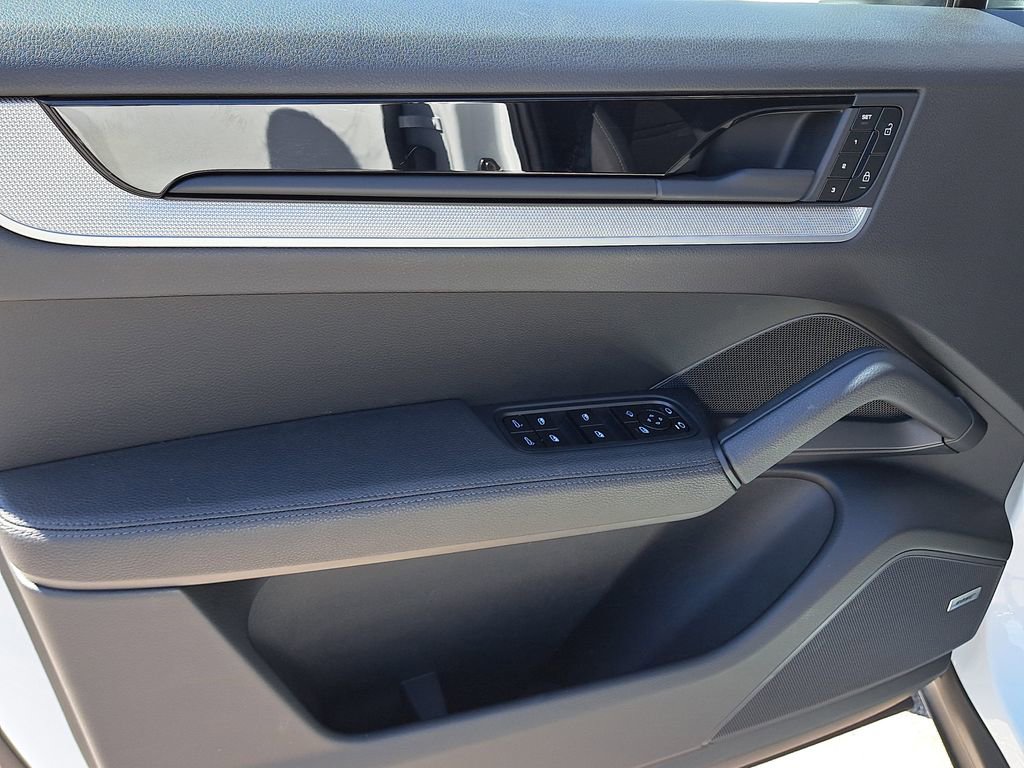 Certified 2025 Porsche Cayenne Coupe image 25