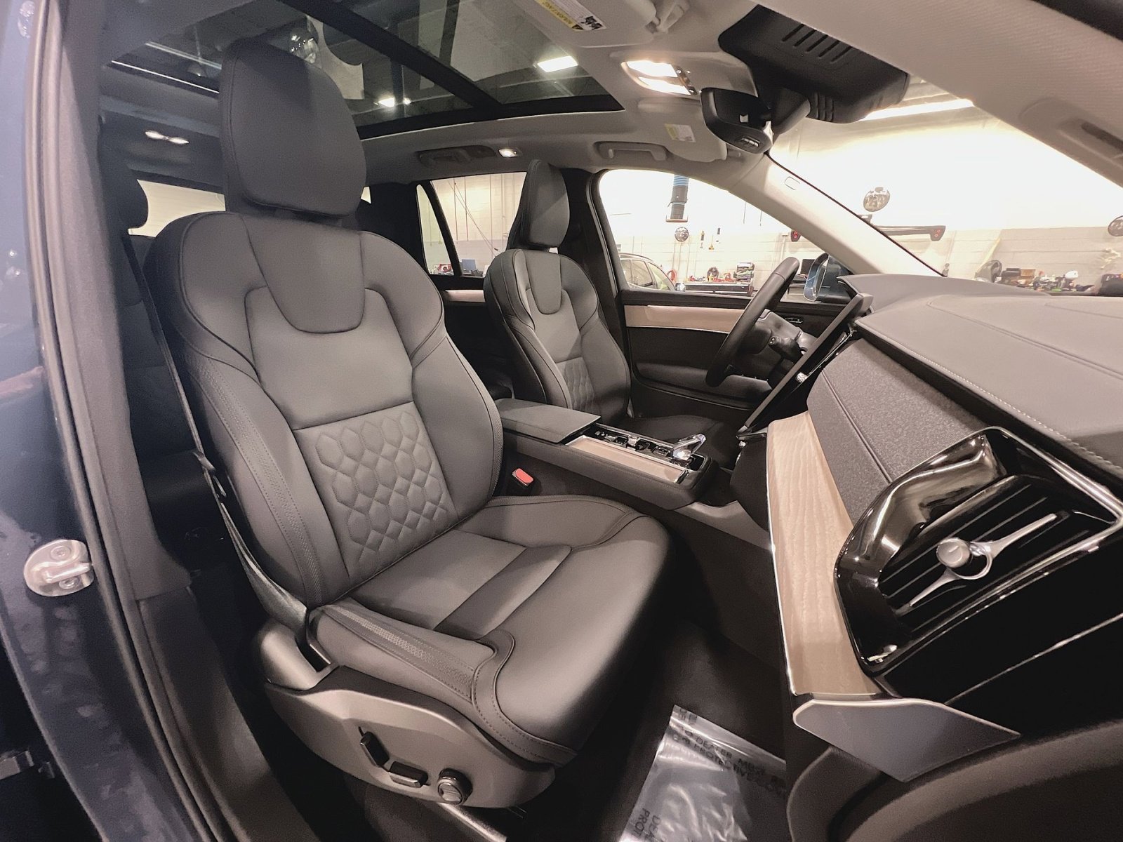 Used 2025 Volvo XC90 B6 Plus image 27